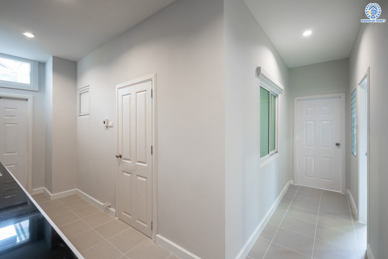 บ้านมือสองตกแต่งใหม่ ม.นนทรี5 พระราม5 เนื้อที่ 60 ตร.ว. ฟังก์ชัน 3 ห้องนอน 3 ห้องน้ำ 1 ห้องอเนกประสงค์ 1 ห้องแม่บ้านพร้อมห้องน้ำในตัว จอดรถได้ 2 คัน บนสุดยอดทำเล! ใกล้รถไฟฟ้า "สถานีแยกติวานนท์" และทางด่วน"ศรีรัช" ขับรถเพียง 5 นาที ก็ถึงวงเวียนพระราม5 ที่เชื่อมต่ออีกหลายหลายเส้นทางได้อย่างรวดเร็ว